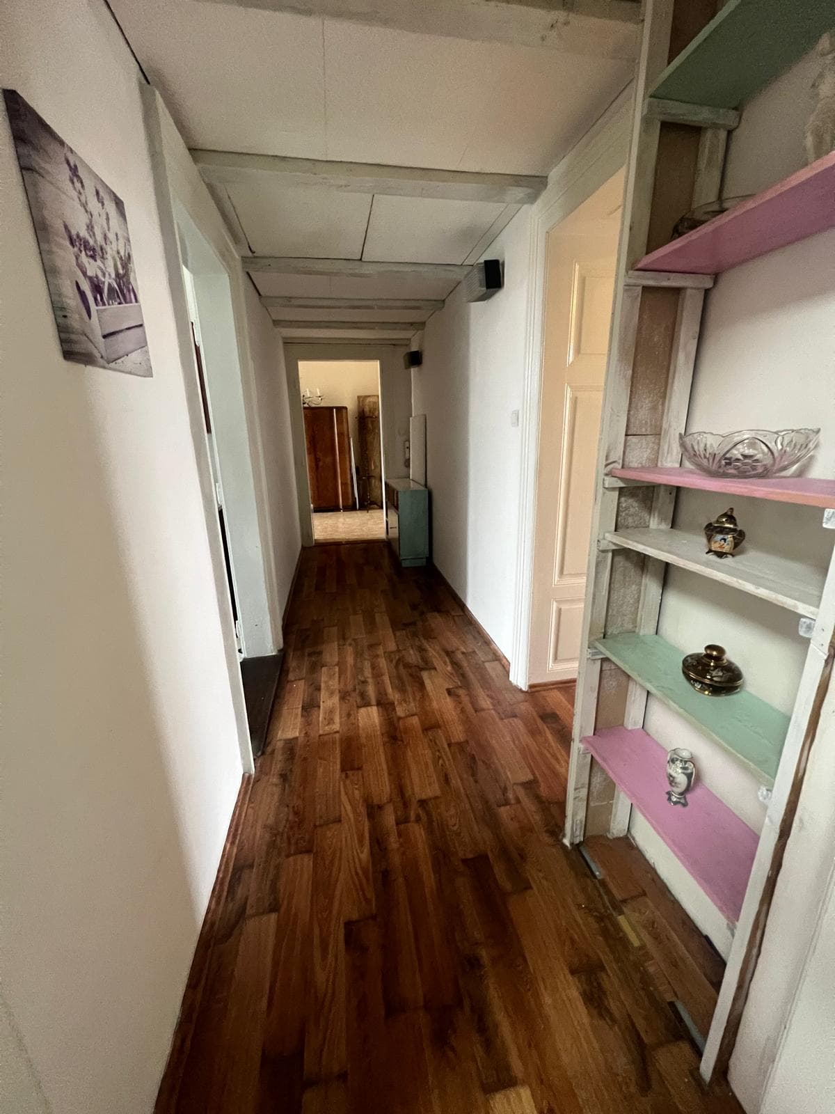 Chodba bytu před kompletní rekonstrukcí